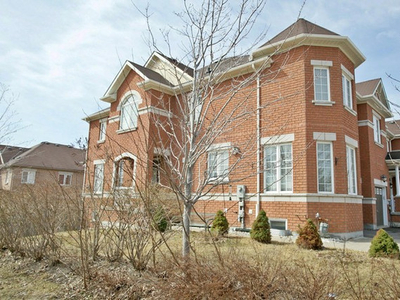 Spacious 3Bedroom Townhouse with 2 Living Rooms in Richmond Hill