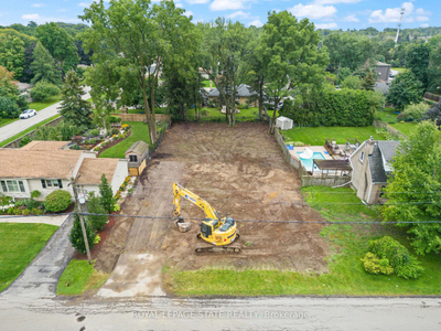 Fiddlers Green Must See Property in Hamilton