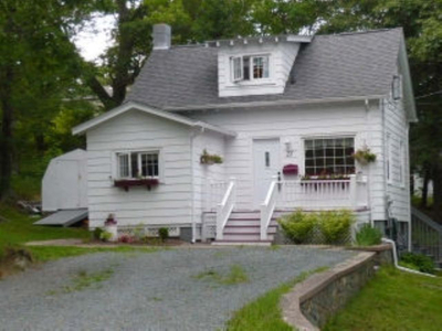 14-048 Charming little home in bedford.Furnished. Flexible Lease