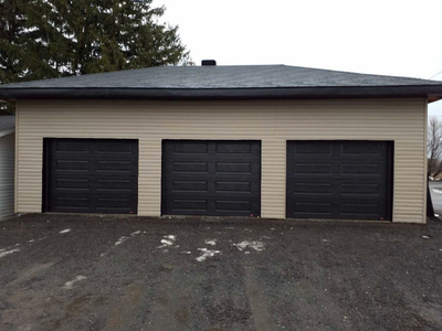 À louer un nouveau garage a trois portes. 800 pieds
