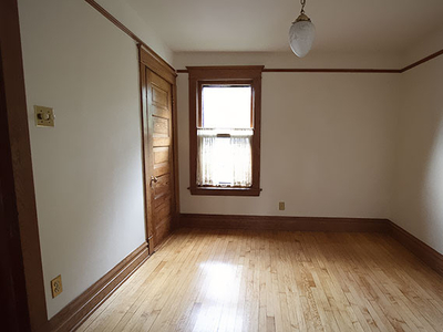 Available NOW! Private Large Bedroom with parking spot