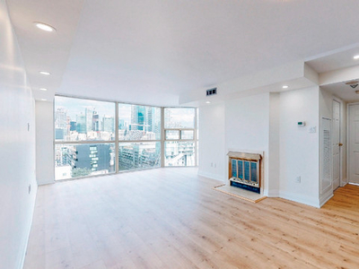 King West, fully renovated 2 + 1 Condo with beautiful views