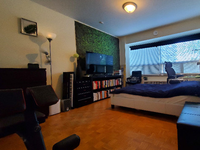 Large fully furnished room in great location. Yonge/Davisville