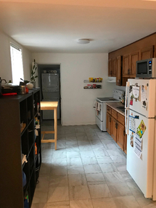Trinity Bellwoods - 1 Room to Rent in Grad Student House