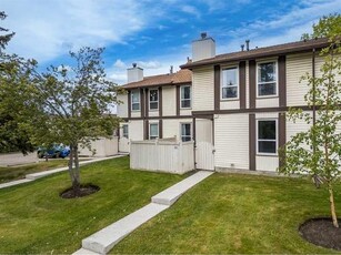 Townhouse For Sale In Pineridge, Calgary, Alberta