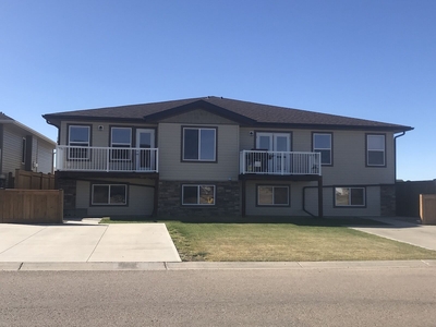 Stettler Pet Friendly Duplex For Rent | Beautiful 3 bedroom with 2