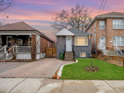 Fully Detached Bungalow At 84 Grandville Ave!