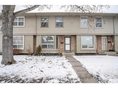Townhouse For Sale In Queensland, Calgary, Alberta