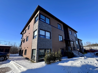 Condo/Apartment for sale, 180 Rue du Domaine-sur-le-Golf, Chicoutimi, QC G7H0N3, CA, in Saguenay, Canada