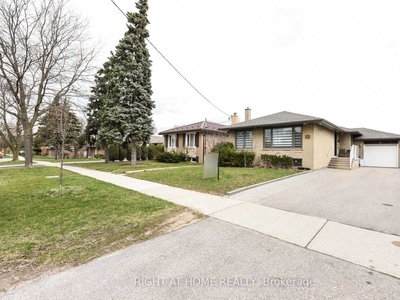 House for rent, Lower - 31 Griggsden Ave, in Toronto, Canada