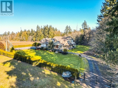 7117 Veyaness Road Central Saanich, BC V8M 1W1