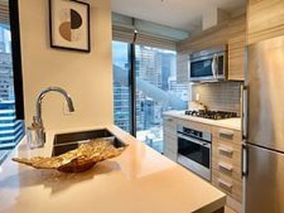 Over 900 SQFT, 70K + in upgrades Luxurious 2bed in Waterfront Community | 224 King Street West, Toronto