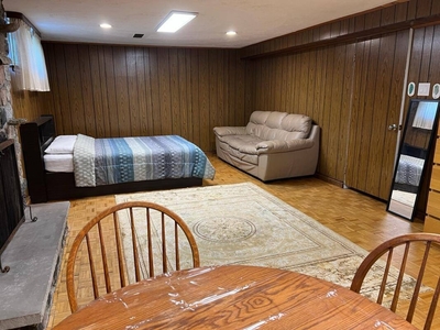 3 room Room for rent in Toronto On, Toronto ON