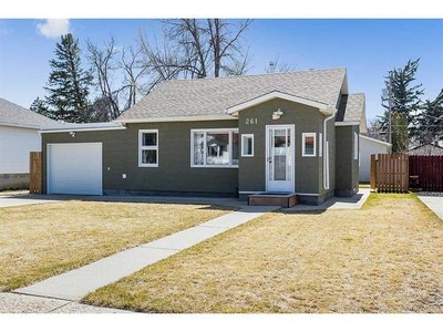 House For Sale In South East Hills, Medicine Hat, Alberta