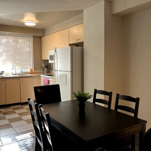 Room for rent in Toronto ON Canada)