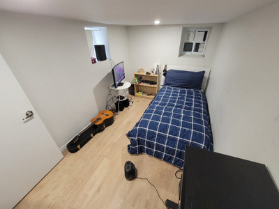 Room w/ private bathroom (Kensington)- DISCOUNTED FOR MAY-AUGUST