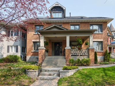 Stylish 5 Bdrm, 3.5 Bthrm Family Home in the Glebe! (Dow's Lake)
