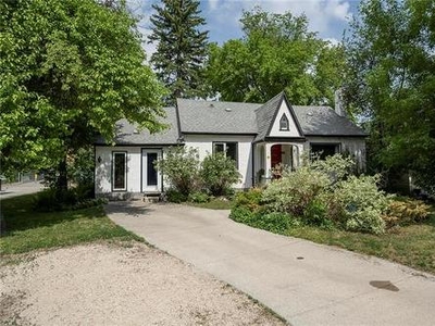 House For Sale In Kingston Crescent, Winnipeg, Manitoba