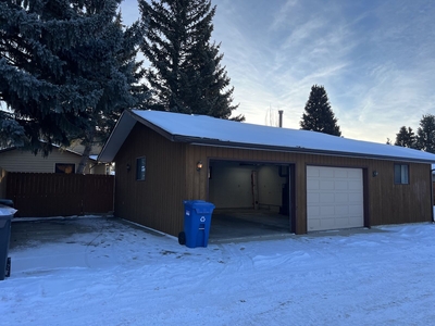 Calgary Storage For Rent | Cedarbrae | Double Garage with room in