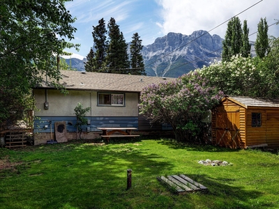 Canmore House For Rent | Cozy Old School South Canmore