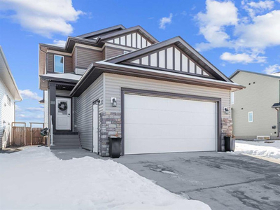 GORGEOUS 4 BEDS, 4 BATHS FAMILY HOME IN PENHOLD, AB!