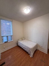Private room for rent on Grange and Dundas Kensington-Chinatown