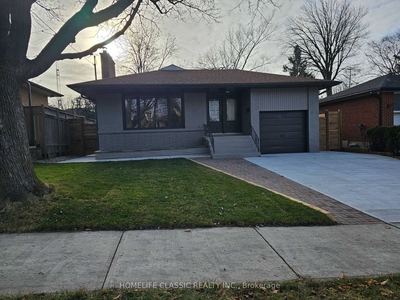 House for rent, Main - 17 Dalegrove Cres, in Toronto, Canada