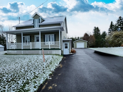 House for sale, 16 Rue St-François, Lac-au-Saumon, QC G0J1M0, CA, in Lac-au-Saumon, Quebec, Canada