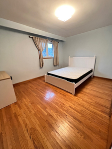 Avail Now-Downtown Clean Spacious Room in House - Bathurst/ Dund