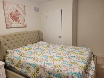 Chambre à louer par semaine/Room available immediately at $325