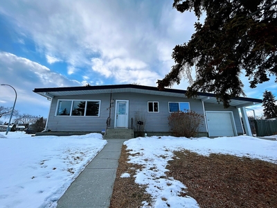 Edmonton Pet Friendly House For Rent | Meadowlark Park | Beautifully RENOVATED from top to