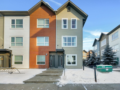 Edmonton Pet Friendly Townhouse For Rent | Griesbach | Beautiful 3 Storey Townhouse in