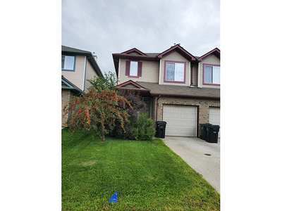 Spruce Grove Pet Friendly Duplex For Rent | Great Duplex in Great Location