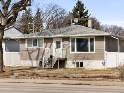 5330 Dewdney Ave - Move In Ready Bungalow Located In Rosemont
