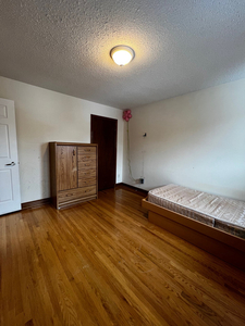 Huge and bright room for long/short term in Quiet Detached home