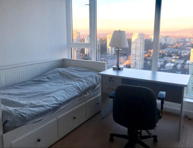 Private bedroom in downtown - move in anytime