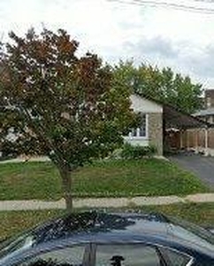 17 Six Nations Ave Toronto, ON M1H1R4