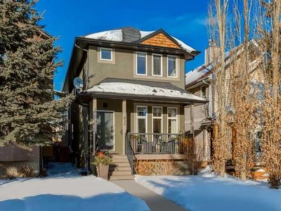 House For Sale In Windsor Park, Calgary, Alberta