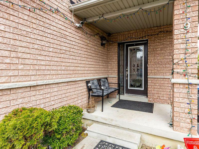3 Bedroom House separate living and Family for Lease in Brampton