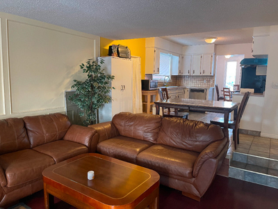 3 Beds, 2 Full Baths House, Shawnessy SW, $2,100, available now