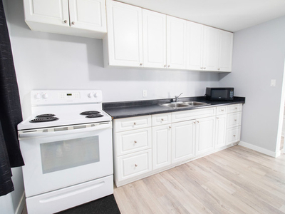 **BEAUTIFUL** 1 BEDROOM UPPER UNIT IN ST CATHARINES!!