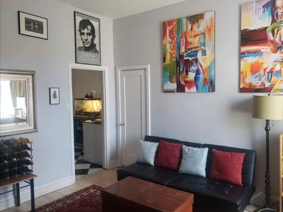 Bright Apartment for Sublet April 1