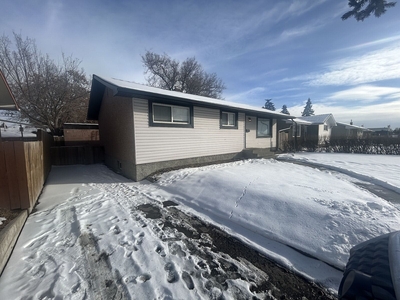 Calgary Main Floor For Rent | Forest Lawn | Cozy 3 BR Mainfloor: Bright