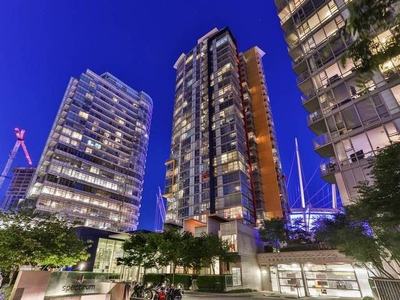 Downtown Vancouver Large 1 Bedroom 700 sqft Condo with Parking