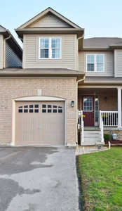 Exclusive 3BD Townhouse For Rent in SOUTH EAST of Barrie