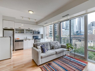 Lakeside 1 bd Condo Living with CN Tower Views!