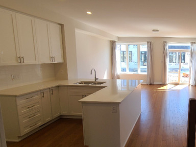 MODERN EXECUTIVE TOWNHOME FOR RENT (1 year old)