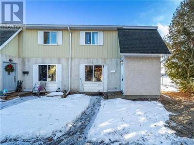 Townhouse For Sale In Pineview, Ottawa, Ontario