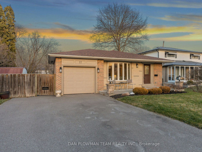 ✨MOVE IN READY 4 BDRM DETACHED HOME WITH A LARGE RAVINE LOT!