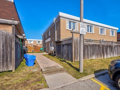 52 - 166 Town House Cres N